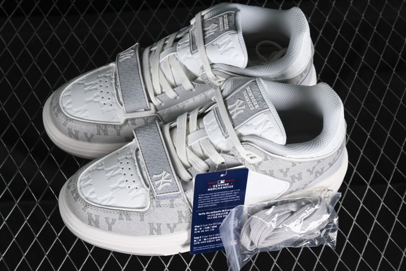 MLB Chunky Liner New York Yankees Sneakers with Lightweight Thick Sole and Hook Loop Closure - 3ASXCMM4N50GRS