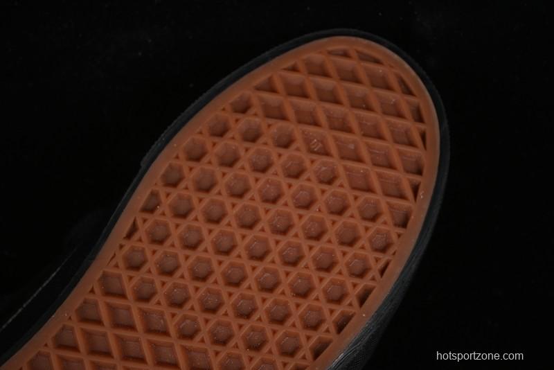 Vans Knu Skool Low Top Retro Casual Vulcanized Slip-On Shoes in Black - VN000CRPBMA