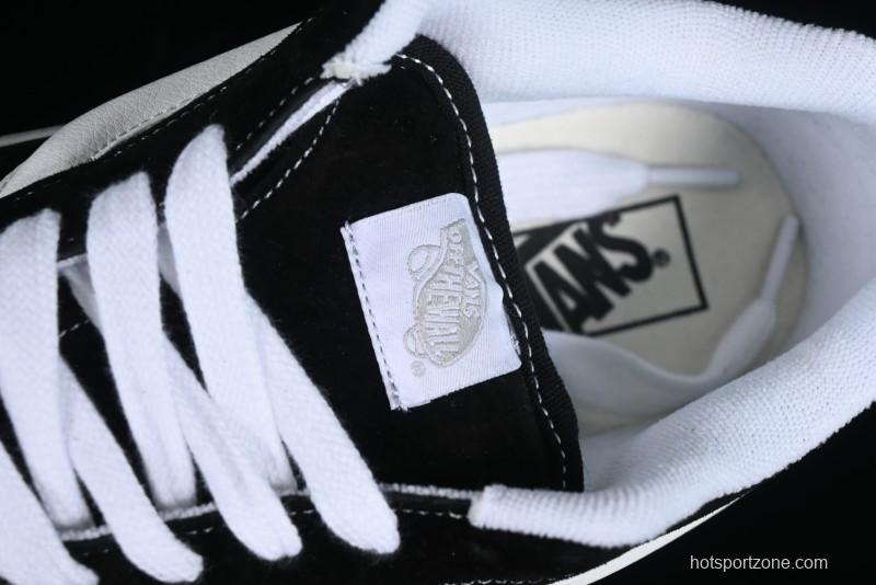 Vans Classics Knu Skool Retro Sneakers in Black & White - VN0AUAK375