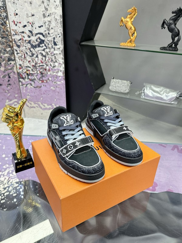 2024 Men Louis Vuitton Black White Leather Suede LV Trainer Sneakers