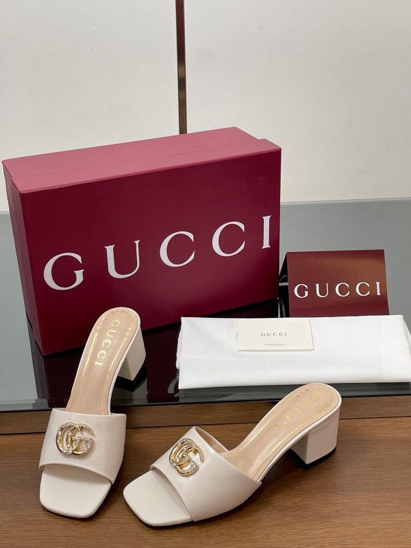 2025 Women Gucci Beige Leather Block Heel Sandals GG Crystal Buckle LY00280