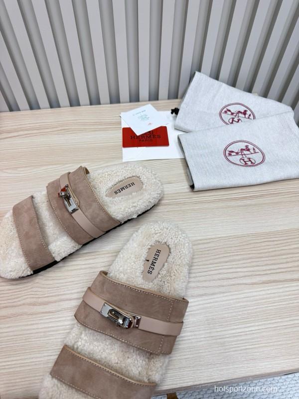 2024 Slippers Hermès Beige Shearling Leather Slippers