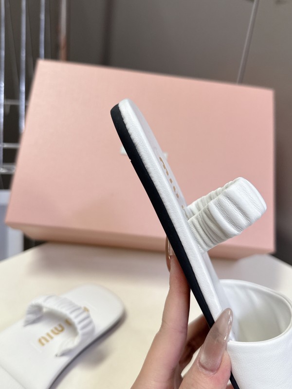 2025 Women Miu Miu White Leather Slippers LY00