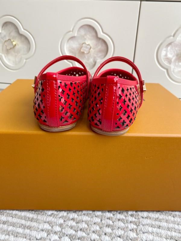 2025 Women Louis Vuitton Red Patent Leather Ballet Flats KFY00310