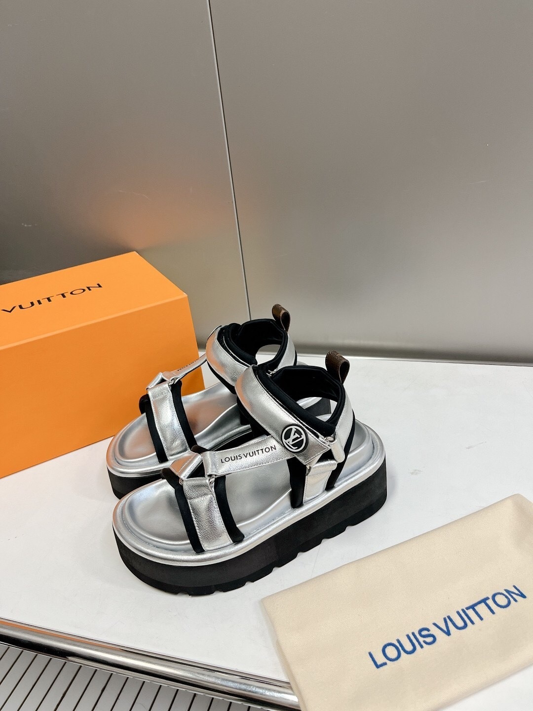LV 2025/SS High-End Fashion Versatile Platform Sandals with Thick Sole for Height Increase and Slimming Effect - LY00