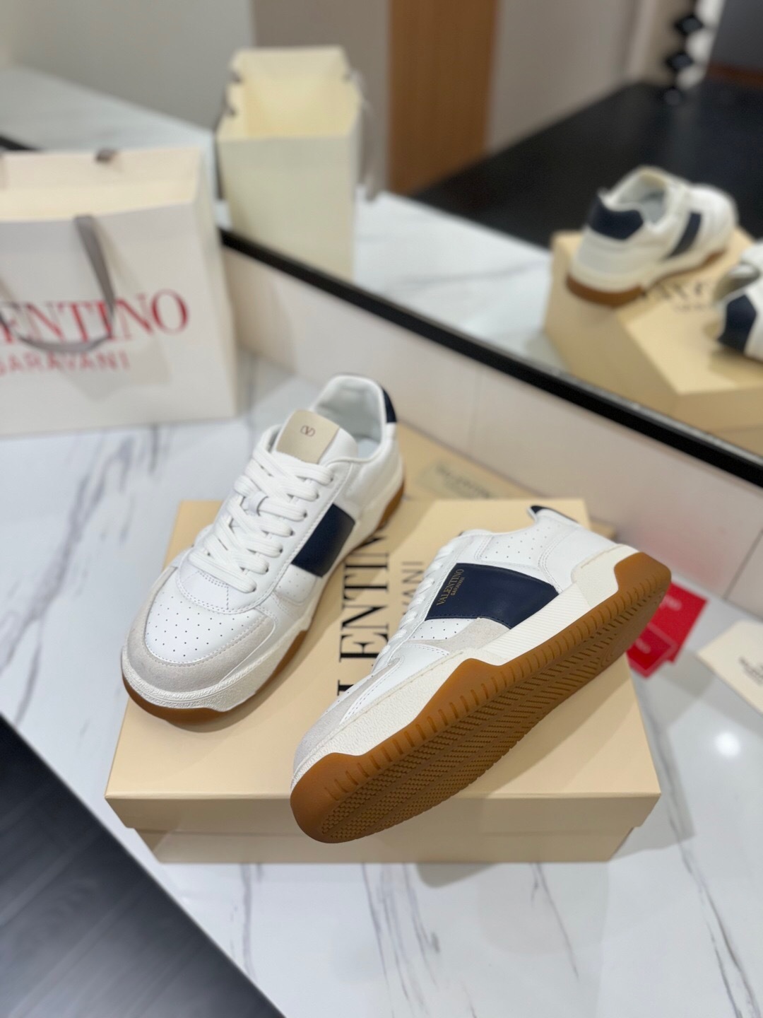 VALENTINO 2025 SS Casual Sneakers with Large V Hook-and-Loop Design - AS00370