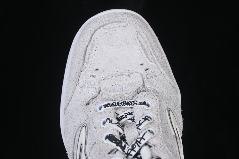 Balenciaga Hamptons Worn Out Retro Sneakers with Distressed Finish - WHPSU9910