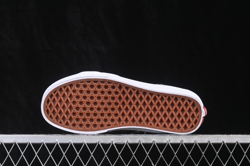 Vans Sk8-Hi Mid-Top Casual Skateboarding Shoes with Classic Sidestripe Design - VN000EGY618