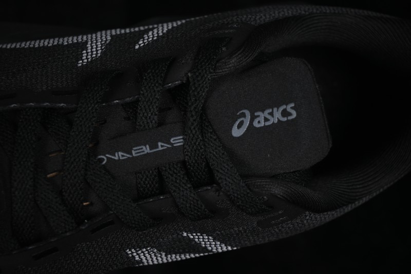 Asics Novablast 6 Retro Breathable Cushioned Running Shoes for Men - 1011C243-002