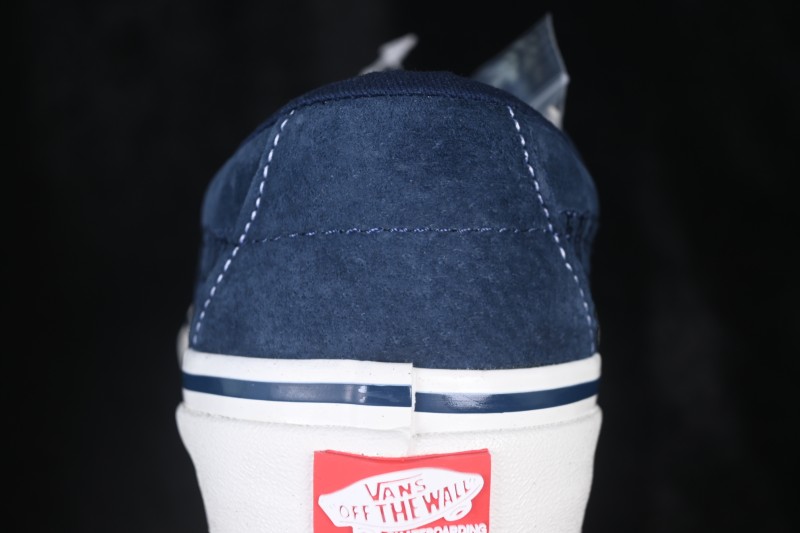 Vans Skate Skool Low-Top Skateboarding Shoes with Classic Stripe Design - VN0A5FCF6F6